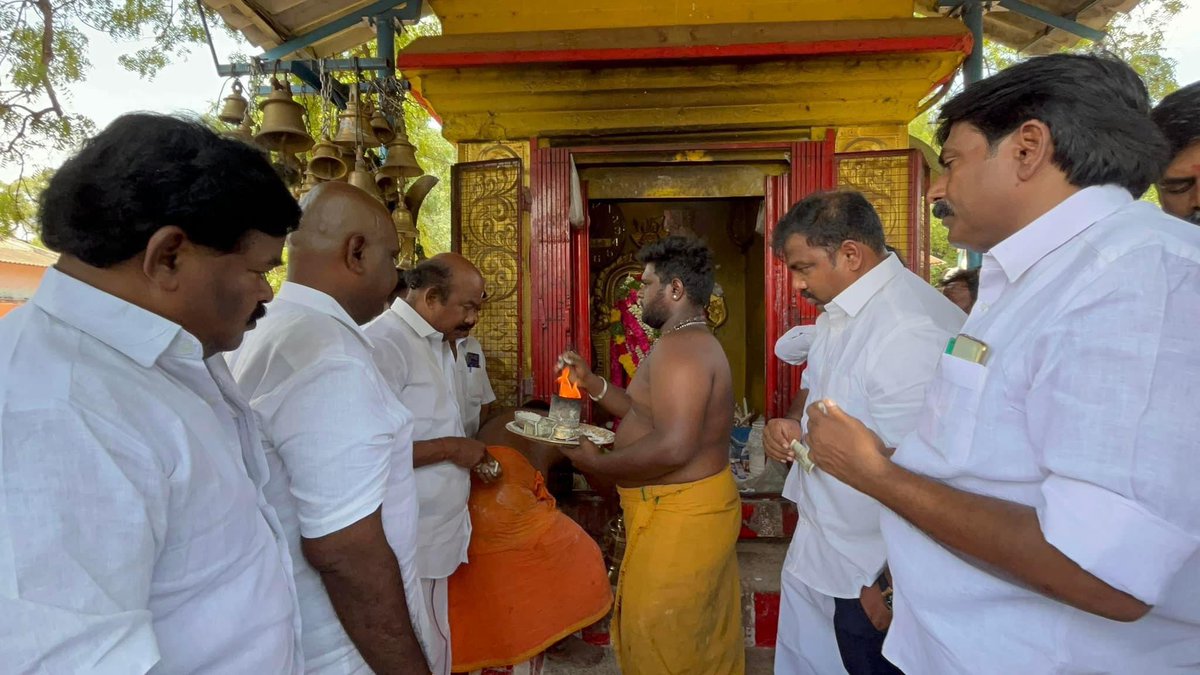 panprathap's tweet photo. கழக எழுச்சி மாநாடு மிகப்பெரிய வெற்றி பெற்றதையடுத்து கழக தகவல் தொழில்நுட்ப���் செயலாளர் அண்ணண் @satyenaiadmk அவர்கள் மாநாடு நடைப்பெற்ற இடத்தின் எதிரே அமைந்துள்ள கருப்பணசுவாமி கோவிலுக்கு ராட்ச கோவில் மணியை காணிக்கையாக அளித்தார் ❤️
#AIADMK_எழுச்சிமாநாடு
#EPS #VVRR #VVR https://t.co/RTGqkd1RQs