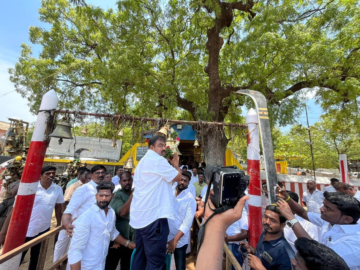 panprathap's tweet photo. கழக எழுச்சி மாநாடு மிகப்பெரிய வெற்றி பெற்றதையடுத்து கழக தகவல் தொழில்நுட்ப���் செயலாளர் அண்ணண் @satyenaiadmk அவர்கள் மாநாடு நடைப்பெற்ற இடத்தின் எதிரே அமைந்துள்ள கருப்பணசுவாமி கோவிலுக்கு ராட்ச கோவில் மணியை காணிக்கையாக அளித்தார் ❤️
#AIADMK_எழுச்சிமாநாடு
#EPS #VVRR #VVR https://t.co/RTGqkd1RQs