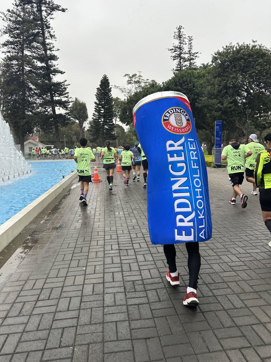 eltornamesa's tweet image. Aquí en la maratón corriendo con una lata #Perurunners #MediamaratonLima