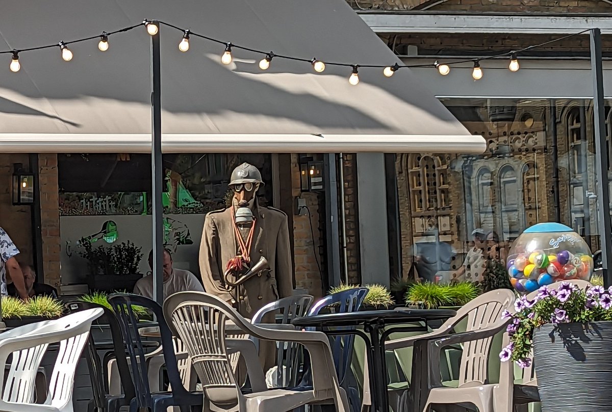 Nothing to see here, just Ypres restaurateurs casually using the city's symbols to attract customers