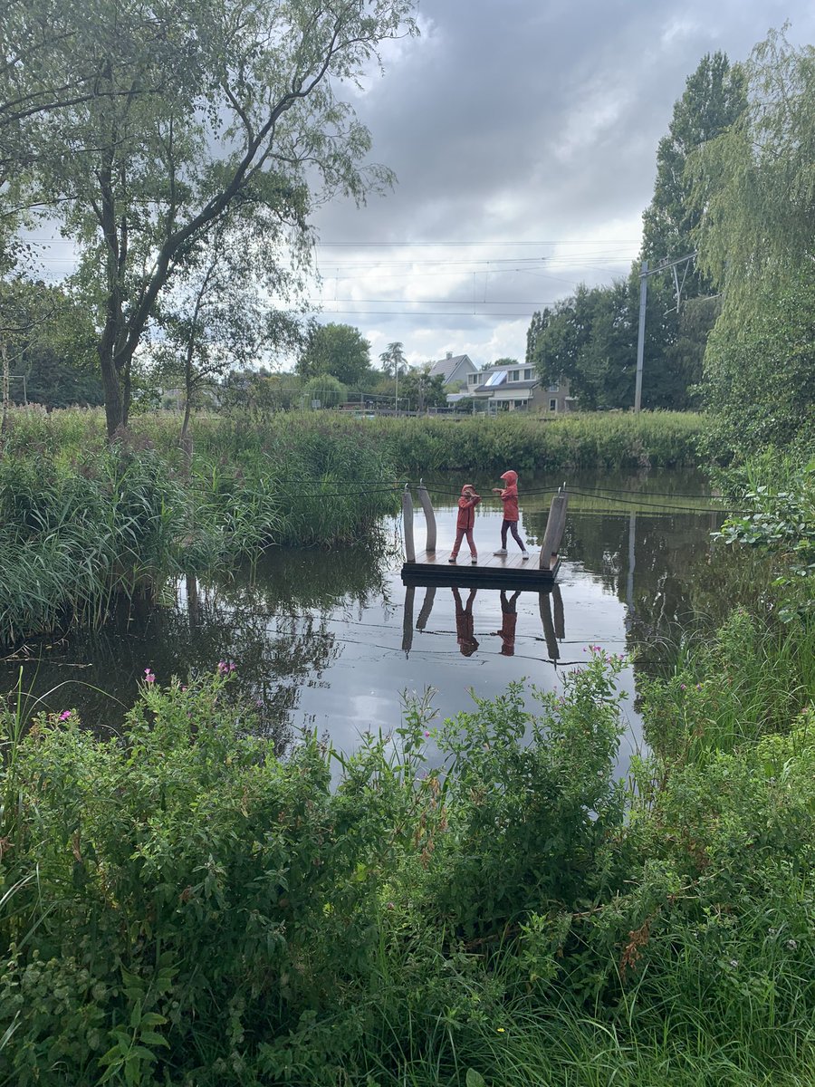 Boekje lezen terwijl de meisjes lekker spelen in de leukste speeltuin #watervilla