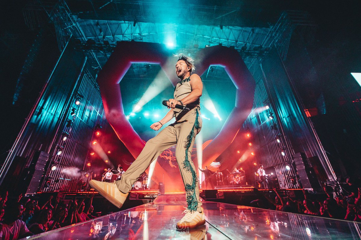 Culturalmeria's tweet photo. 💘 @manuelcarrasco_ hace realidad los sueños de más de 11.000 almerienses en #AlmeríaenFeria

🎤 Ofreció anoche un concierto generoso, más de 30 canciones, con una escenografía espectacular y una propuesta musical con calidad y sentimiento.

📸 @GloriaNM 

@aytoalm @WindCruz https://t.co/DimyKRPehu