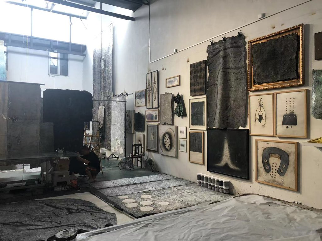 Tracey41383473's tweet photo. Today, I had the honor to visit Mr. Hu Shengping's works, which are mysterious and powerful. https://t.co/7mrrIqi6pe