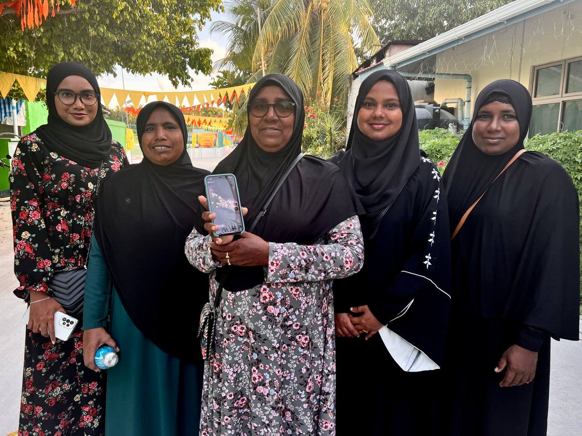 UNDPMaldives's tweet photo. Reps from local institutions, NGOs, WDCs, youth & more participated to digitally map #Maafaru using OpenStreetMap & other tools. 🗺️📲
Collective intelligence methods such as crowd mapping 🔗local knowledge, technology & data to strengthen⤴️#DRR & #climate adaptation.
#CI4Climate https://t.co/x2lYlC8jlj