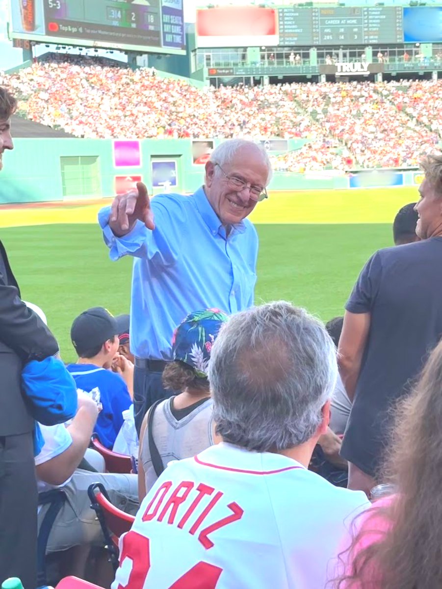 The guy that took the most selfies at Fenway Park over the weekend... 📸: @bputs