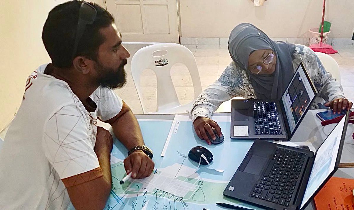 UNDPMaldives's tweet photo. Reps from local institutions, NGOs, WDCs, youth & more participated to digitally map #Maafaru using OpenStreetMap & other tools. 🗺️📲
Collective intelligence methods such as crowd mapping 🔗local knowledge, technology & data to strengthen⤴️#DRR & #climate adaptation.
#CI4Climate https://t.co/x2lYlC8jlj