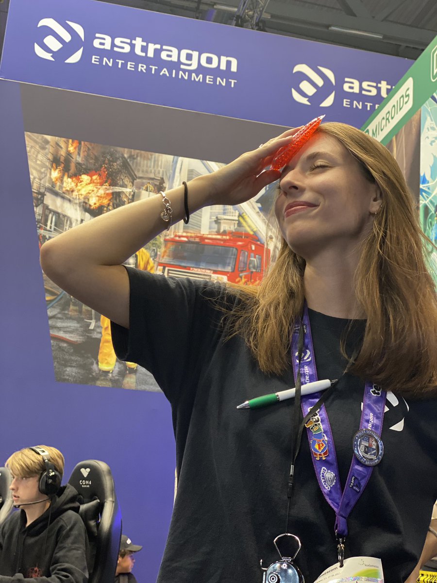 Fire is hot, u know that. At gamescom, we gave away some fancy cooling packs 👀