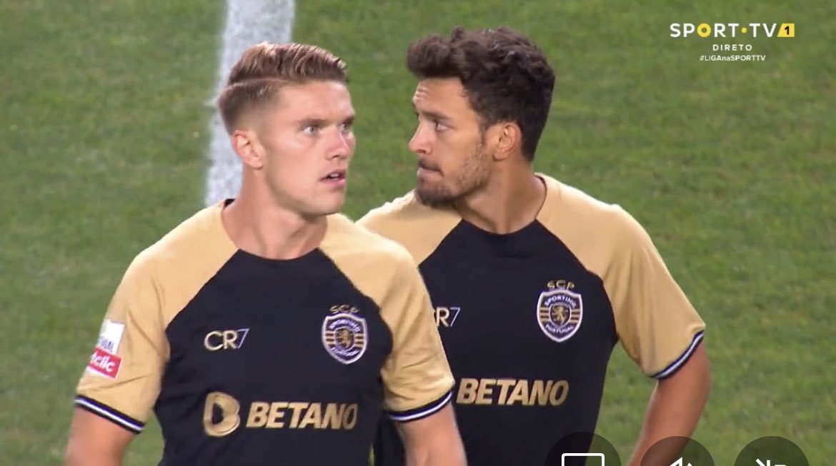 ArobaseGiovanny's tweet image. Les joueurs du Sporting jouent actuellement avec le kit spécial Cristiano Ronaldo 😍😍