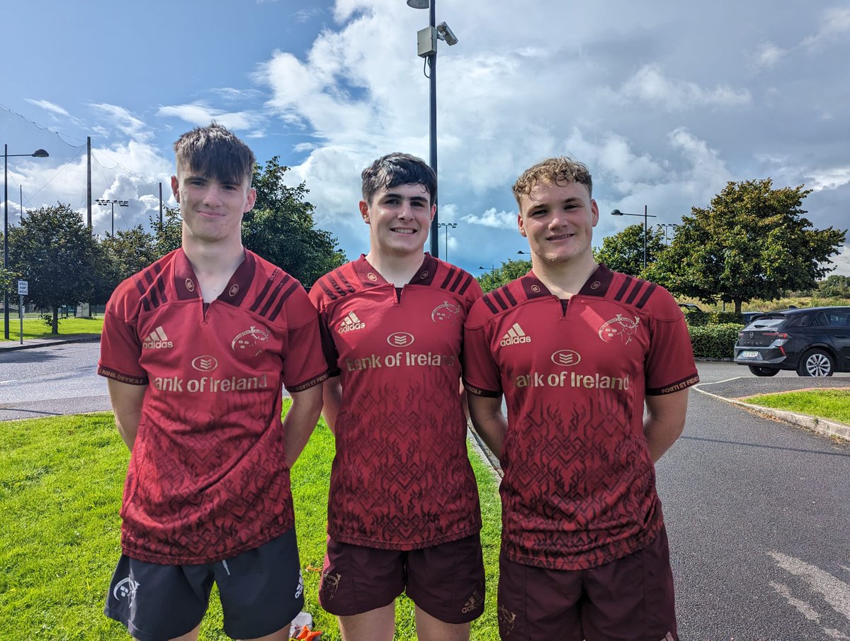 KinsaleCSRugby's tweet photo. A big weekend for Munster 19s and 17s, beating Ulster 31-19 and narrowly losing to Connacht 7-5 respectively. Well done to Ted, Darragh, Cillian and James.  @KinsaleComSch whole community could not be prouder of these 4 young gentlemen. Best of luck for the rest of the season 💪 https://t.co/xwwrazFnte