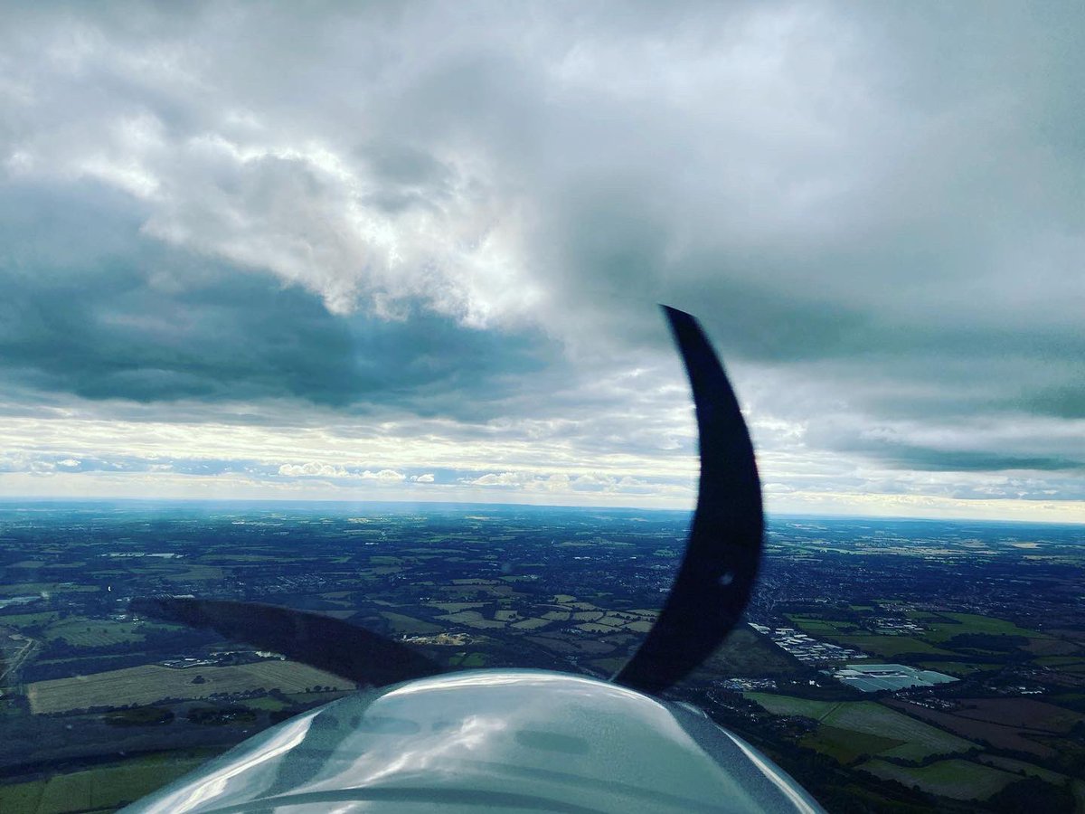 t25bear's tweet image. Lots of big showers around today, but still lots of flying done and two very happy students #weflydiamondaircraft #da40ng #diamondaircraft