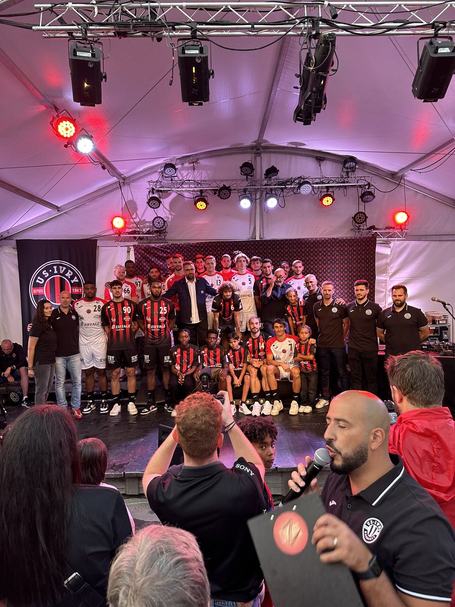 pbouyssouivry's tweet photo. Lancement de saison de l’@USIvryHB à la Guinguette du port ! 
J’en profite pour prendre mon abonnement pour la saison à venir ! 
Rdv au prochain match ! 🔴⚫️
#ivry #ivrymaville #ivryaimelesport #usihandball #ivrysurseine https://t.co/DRPLWNe3yR