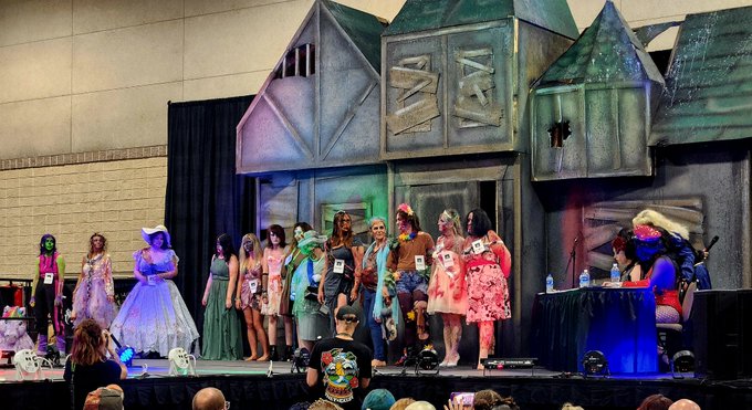 Last night at CreepyCon 🤗 https://t.co/4P9h0uyjmy<a href="/tag/realloyalfans"class="tags"><span>#realloyalfans</span></a>
