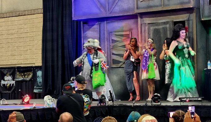 Last night at CreepyCon 🤗 https://t.co/4P9h0uyjmy<a href="/tag/realloyalfans"class="tags"><span>#realloyalfans</span></a>