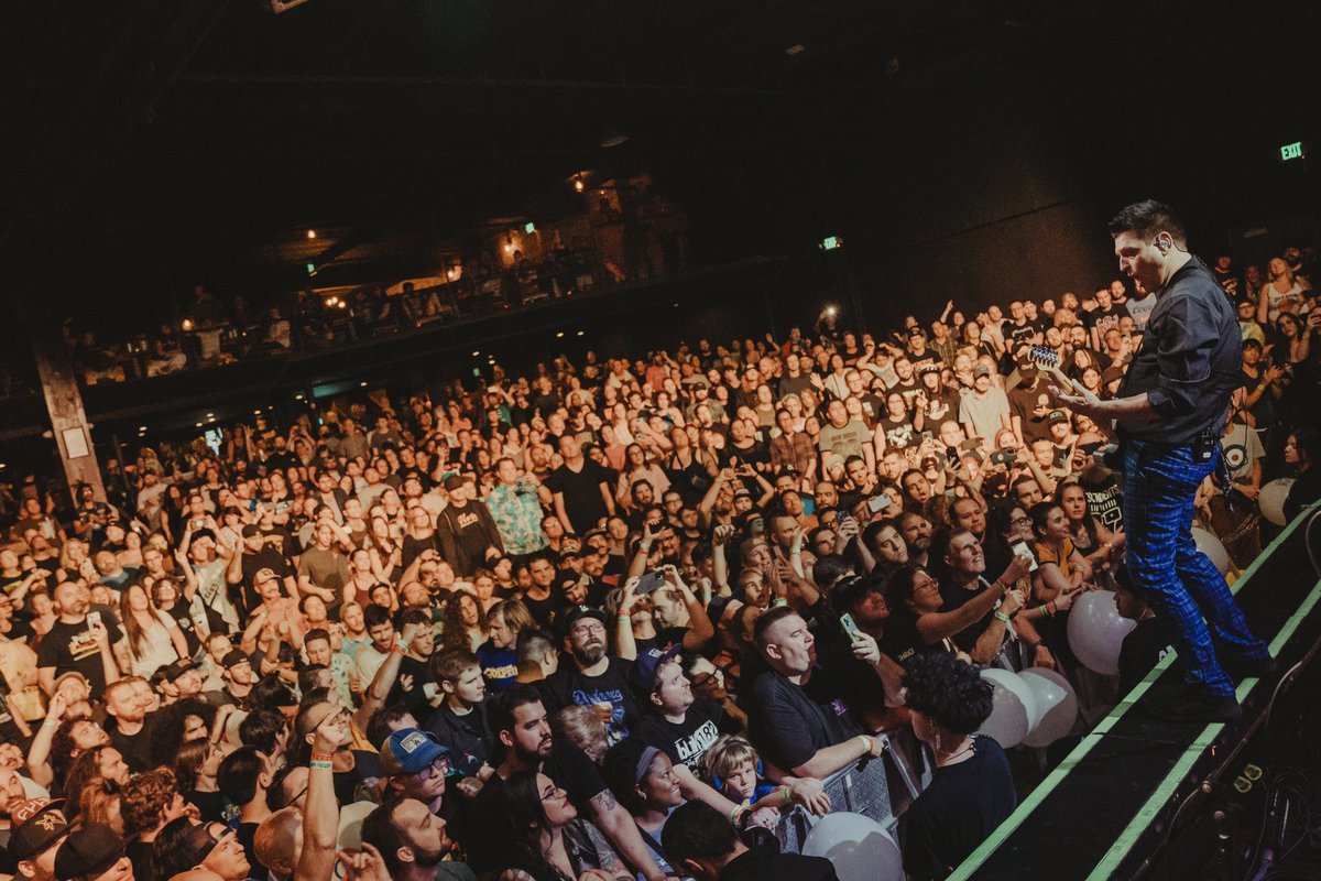 LessThanChris's tweet photo. Well, Santa Ana was certainly a party! Thanks to everyone for showing up full force to all three of our California shows. Tempe, AZ, let’s do this tonight! 📷: @gavfrontrow https://t.co/gH7hfiQIU6