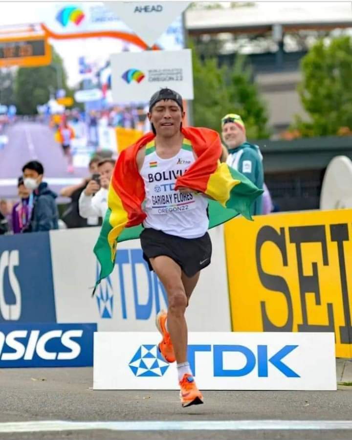 Héctor Garibay de Bolivia, rompe la marca del Maratón de CDMX 2023 y vence a la legión keniana con 2hr 08min y 23seg.

#maratoncdmx2023 #maraton