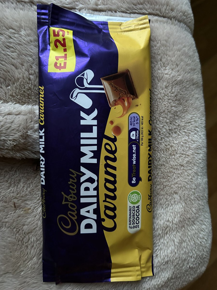 julielear07's tweet photo. @CadburyUK  not sure what happened to this bar of chocolate my son have just brought me.  I wonder who go the other half ? https://t.co/ijkQVRnSbK