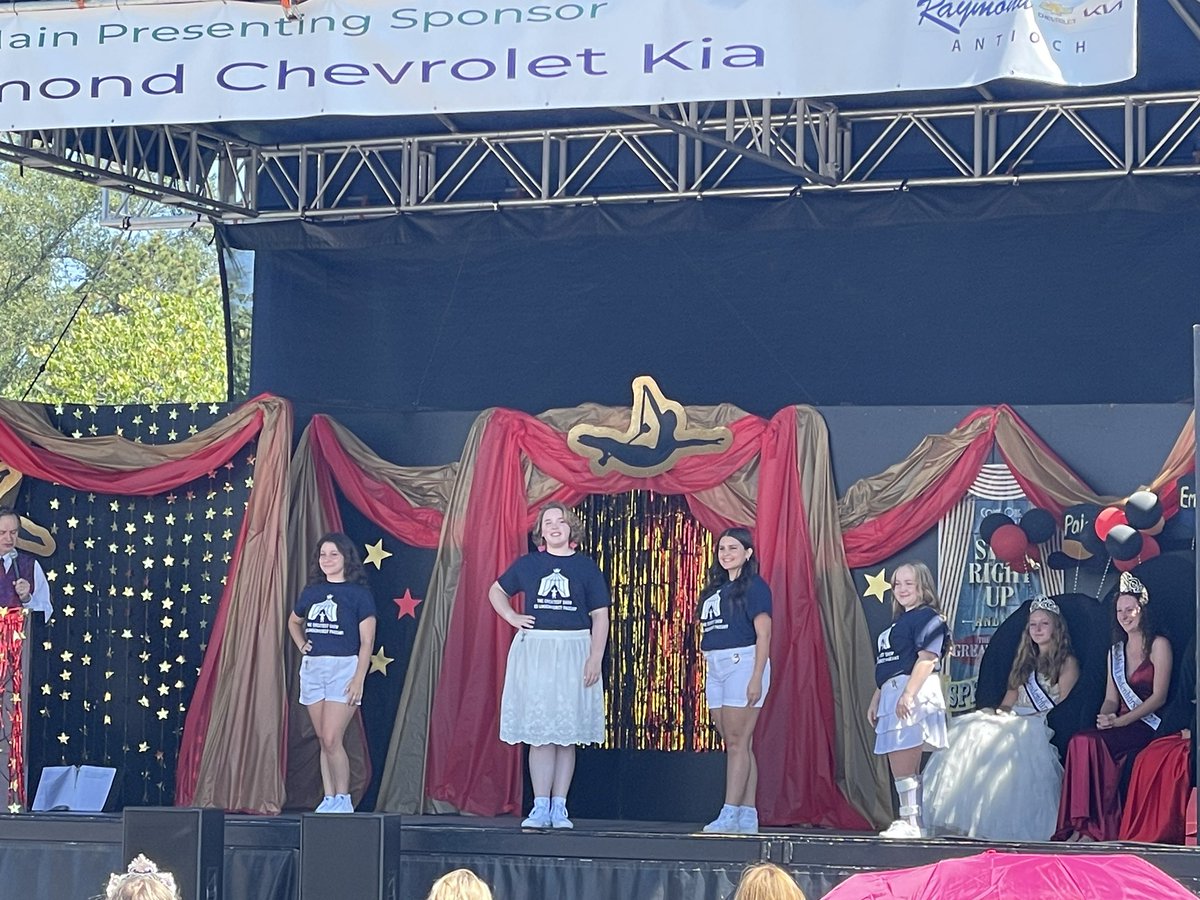 JoriBowen's tweet photo. Beautiful day for Lindenfest! So fun cheering on all of the LCHS contestants for Miss Lindenfest. The emcee, directors,  and current Miss Lindenhurst are also Eagles. They are all amazing! 💙🦅💙 #LakesPride https://t.co/d8dnODda7n