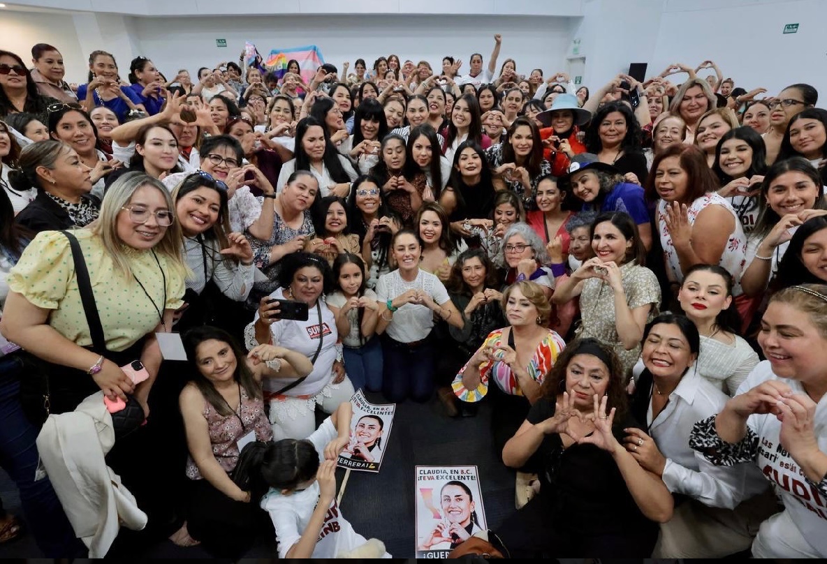 MariaJi65440676's tweet photo. Todo México estamos contigo,"amor con amor y gratitud se pagan" #EsClaudia la única y mejor 👍 #ClaudiaGanaráEncuesta 🇲🇽🙌🏻 https://t.co/rhSkiX5J4C