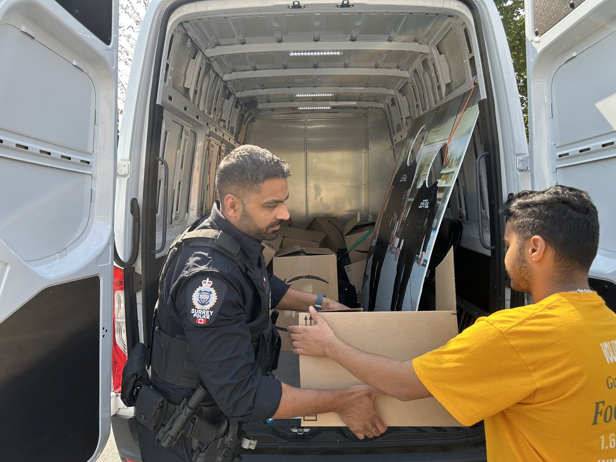 daleq2075's tweet photo. SPS Community 1st Unit helping the Guru Nanak Food Bank collect donations for the Surrey School Board. #C1unit #community #connection #Backtoschool #SPS #copwhocares https://t.co/YkPPH3jAYC
