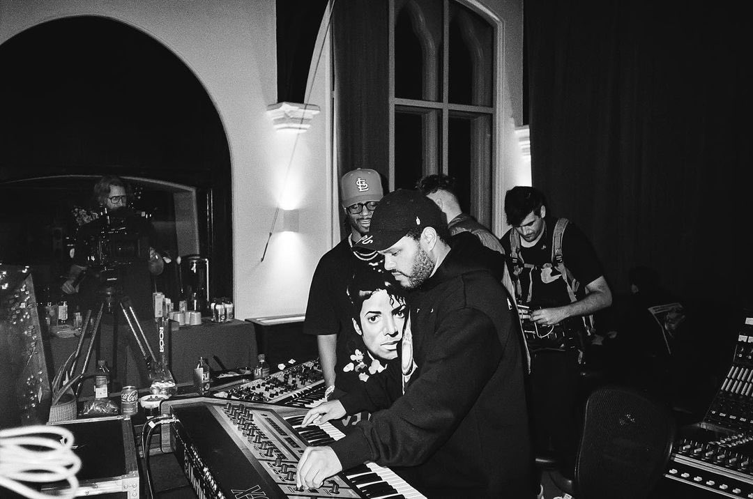 WeekndChart's tweet image. .@theweeknd is working with @therealmikedean and @MetroBoomin on new music.