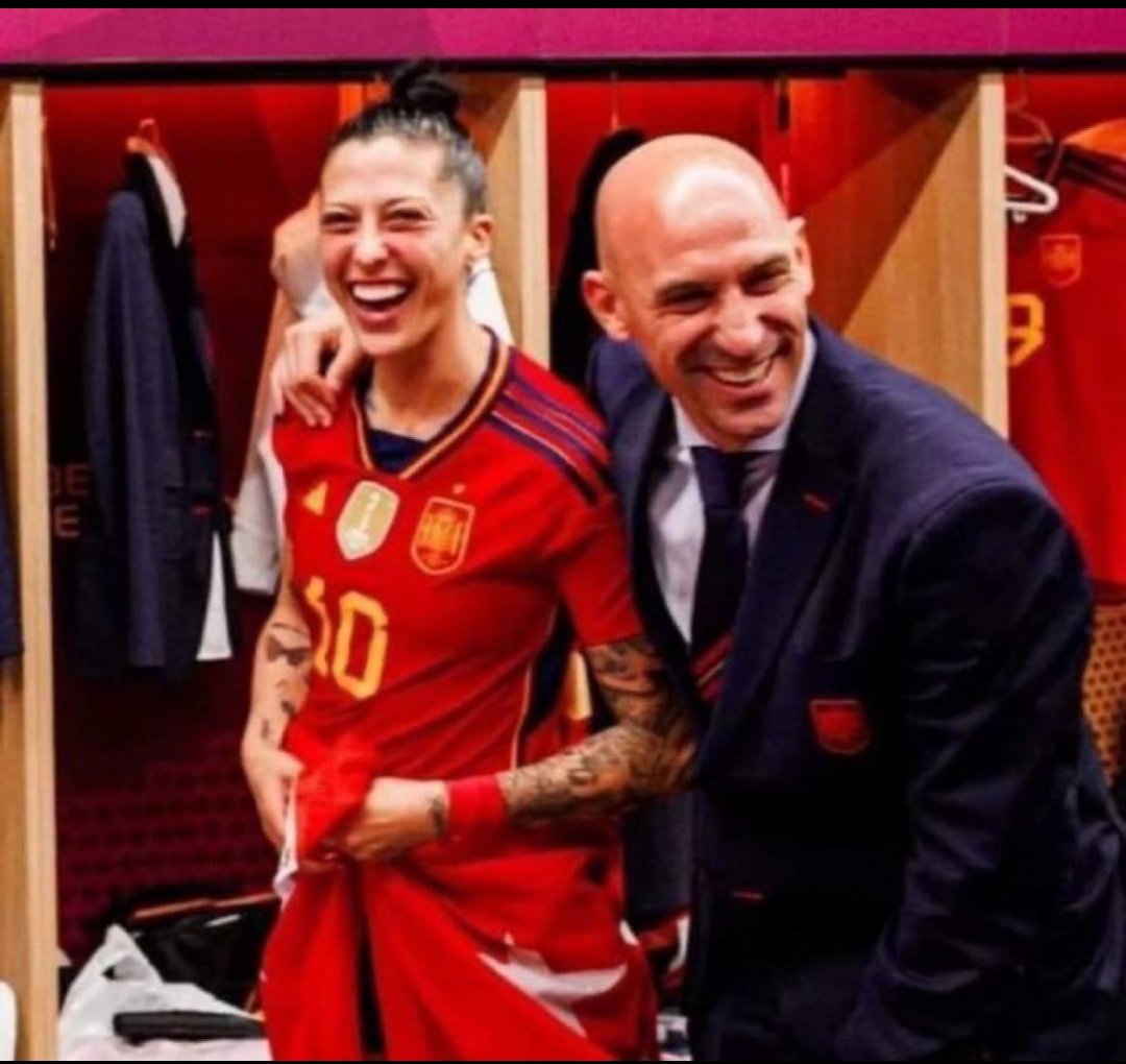JavierO66080535's tweet photo. ... Por fin salen las imágenes posteriores a la terrible agresión sexual de  Rubiales a Jenni Hermoso... Si no veis el terror en la mirada de Jenni es que sois unos fachas peligrosos machistas... No lo veis???... https://t.co/75W4PD6lR2