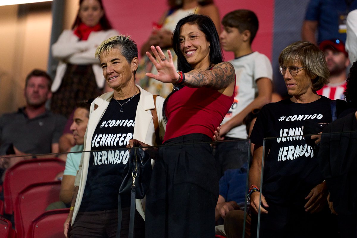 Atletico Madrid's Leicy Santos scored the winner against AC Milan in the final of The Women's Cup and proceeded to celebrate by holding up Jenni Hermoso's Spanish team jersey.

Hermoso was in the crowd and Santos pointed towards her after scoring. ❤️
