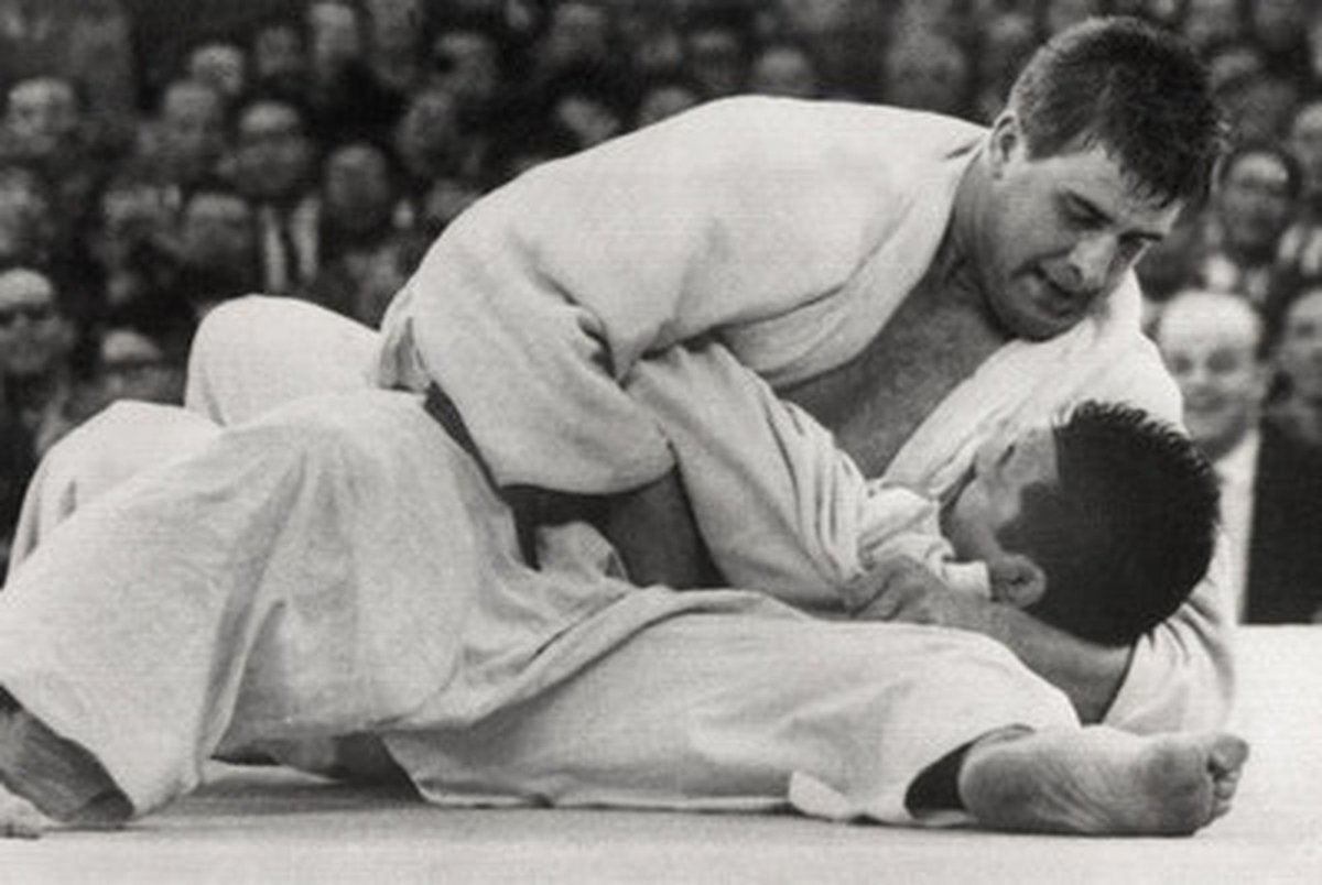 alfhermida's tweet photo. Provocou as bágoas de 15.000 xaponeses cando nos Xogos de Toquio 1964, na estrea olímpica do judo, derrotou ao judoka local Akio Kaminaga. Anton Geesink faleceu hai hoxe 13 anos despois de converterse no primeiro non xaponés en conseguir o décimo dan. Vai fío🧵

#FíoOlímpico79 https://t.co/XrTLZnCoAC