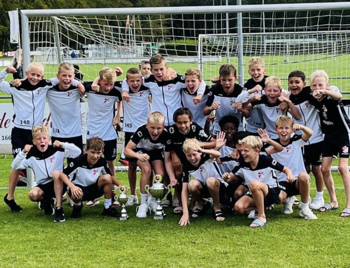 FC Emmen O12 heeft zaterdag het Bosma &amp; Schuur Jeugdtoernooi bij vv HSC in Sappemeer gewonnen! In de finale werd FC Groningen O12 verslagen! 💪⚽️

#HIERKOMIKWEG
