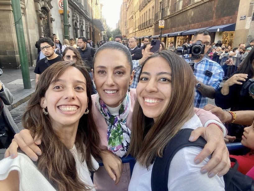 SoyCamMartinez's tweet photo. Nos subimos al tren de la selfie con la Jefa. #ClaudiaGanaráEncuesta 💜💜💜

A ver los selfies de ustedes? https://t.co/ZnXtvFqNAj