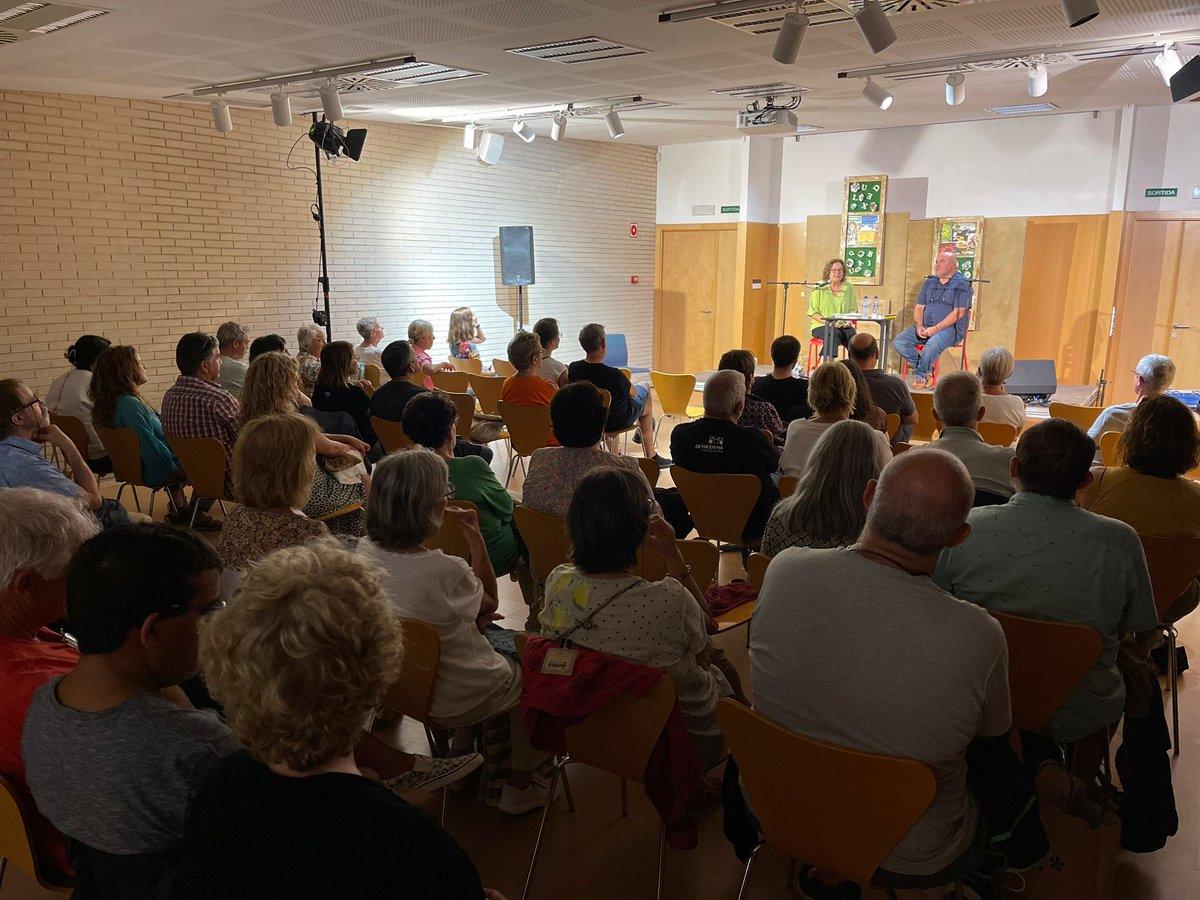Viladelllibre's tweet photo. Jaume Aubanell parla amb l'editora Montse Serra d'El gust és meu, premi Recvll 2022, publicat a Pagès Editors. Malgrat de Mar Vila del Llibre.

#viulesviles #malgrattestima https://t.co/WPlTqSGZNX