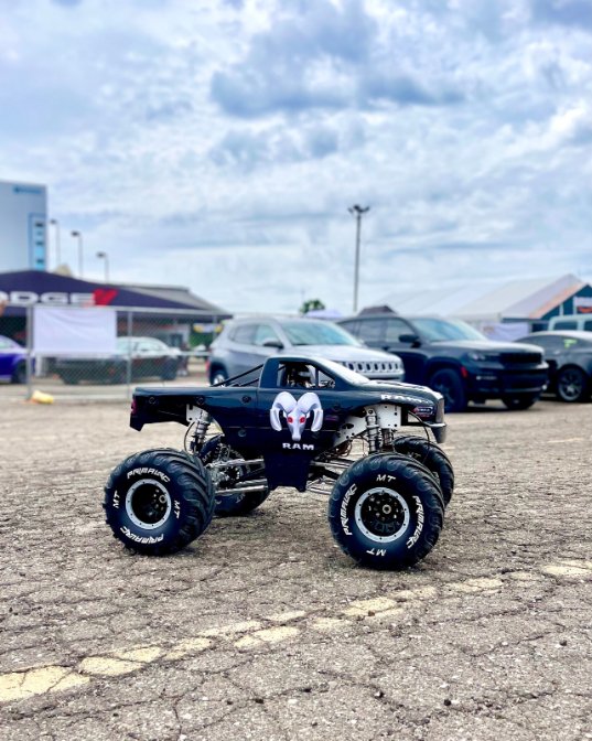 StellantisNAEsp's tweet image. Todo el estilo a una quinta parte del tamaño. 

A comienzos de mes, @Primal_RC llevó sus réplicas de vehículos #Stellantis a conocer la pista de carreras en las Roadkill Nights powered by @Dodge. ¿Serán los próximos en participar? #RoadkillNights #RCCars