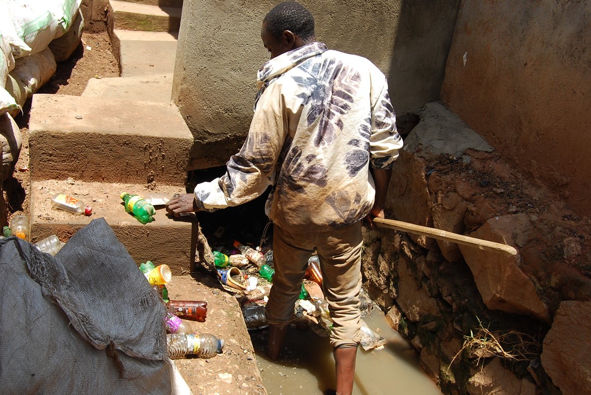 People living in slums face a high risk of flooding during rainy seasons because of plastic waste clogging drainage systems.

#WastePickers are helping such communities stay resilient amidst extreme weather events by recovering materials from drainage systems.
#GoForZeroWaste