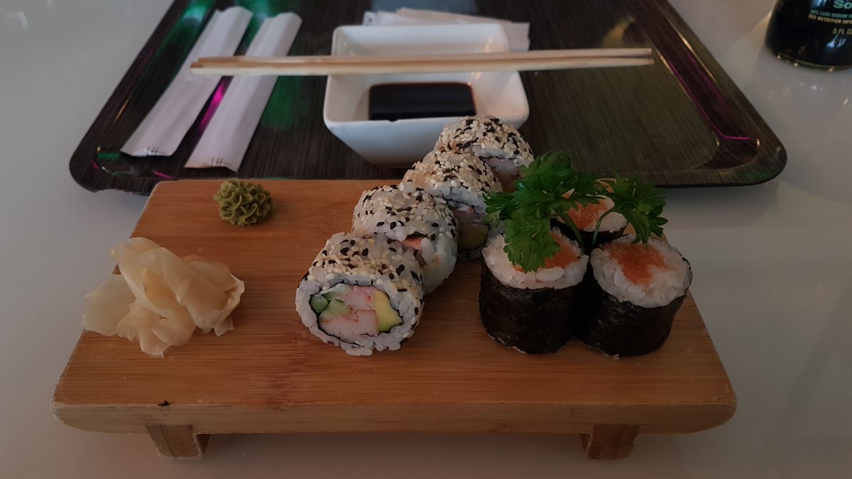 itsshxde's tweet photo. いただきます  ! サーモン大好き 🥢 https://t.co/T2q1wtSYlM