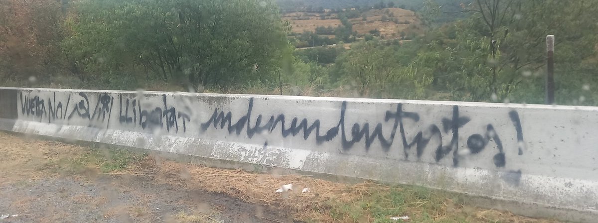 ⚠️ Els quatre independentistes continuaran un dia més, una nit més, lluny de casa, en mans de la Policia Nacional espanyola.

👥 Demà, a les 10h els esperarem davant dels jutjats de #Solsona amb els companys de <a href="/PigotGs/">gs_pigot</a> ✊🏼

#AixoNoEsEspanya❗