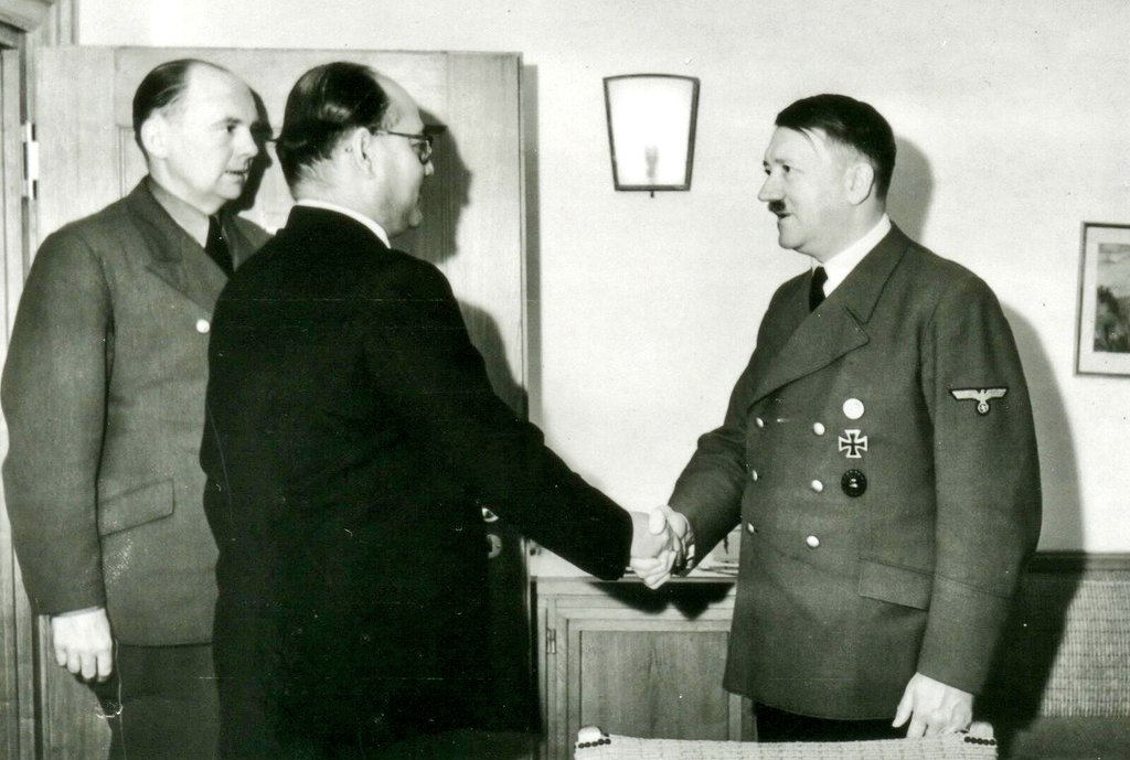 IndiaHistorypic's tweet photo. Netaji  Subhash Chandra Bose Meeting Hitler In Germany https://t.co/GKh3EYfABh