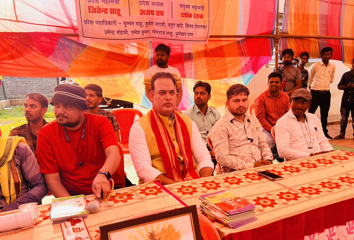 ShrivasGouri's tweet photo. विद्युत ठेका श्रमिक संघ भाइयो के आंदोलन को बल प्रदान करने धरना स्थल पहुँचा— @AmitShah @blsanthosh @mansukhmandviya @ajayjamwalbjp @NitinNabin @drramansingh @ArunSao3 @PawanSaiBJP @santoshpandey44 @OPChoudhary_Ind @BJP4CGState https://t.co/JT2HHkDSR9