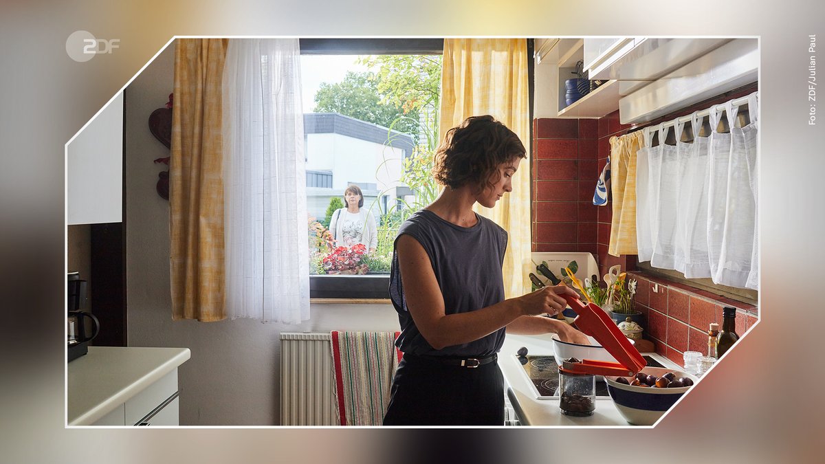Als die Beerdigung ihrer Oma verschoben wird, muss Heimkehrerin Nina länger bleiben als gedacht. Dabei will sie eigentlich so schnell es geht, wieder abhauen.
Ein Streit mit Mutter Konnie lässt nicht lange auf sich warten.

Moderner Heimatfilm von @zdf_dkf
zdf.de/filme/das-klei…