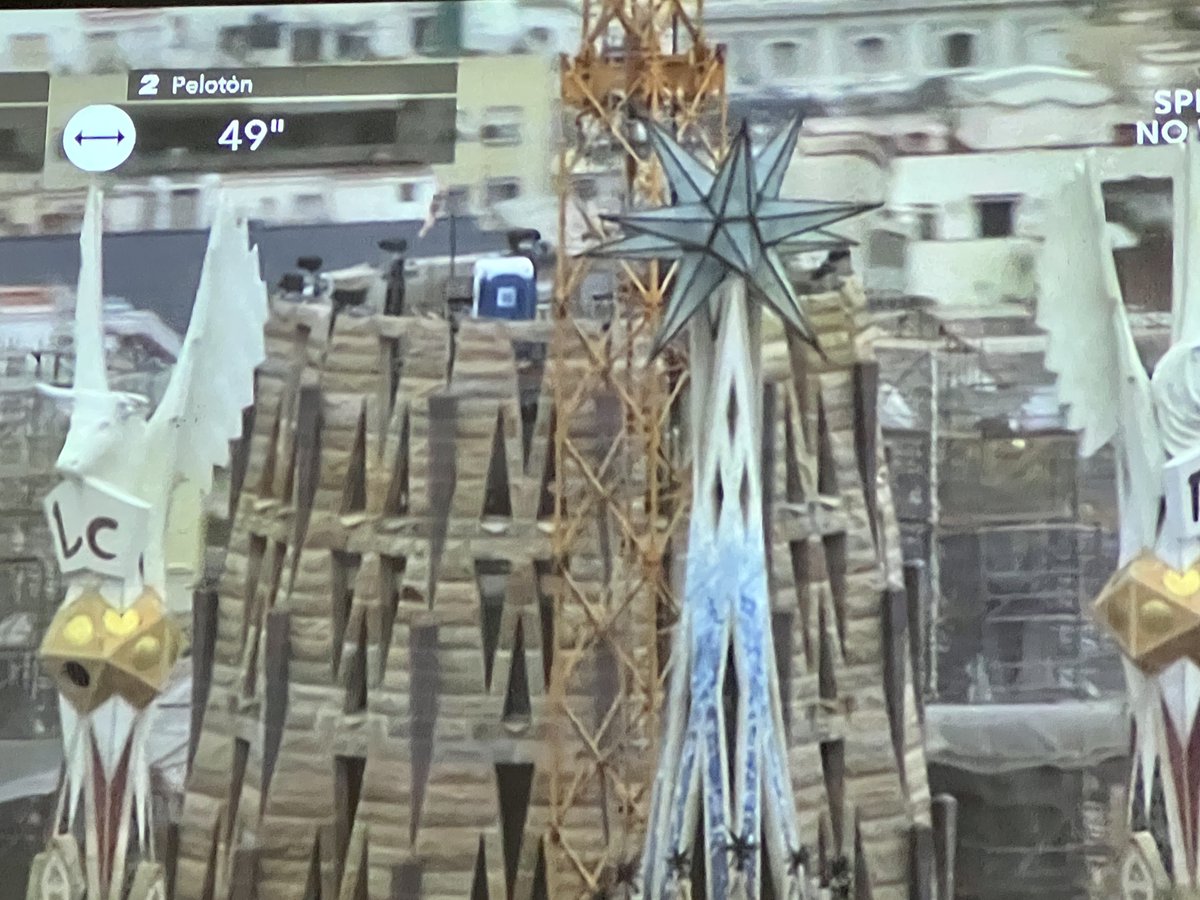 Gràcies a l'helicòpter de #LaVuelta23 hem descobert que al punt més alt de Barcelona, dalt de tot de la Sagrada Família hi ha... un polyklyn