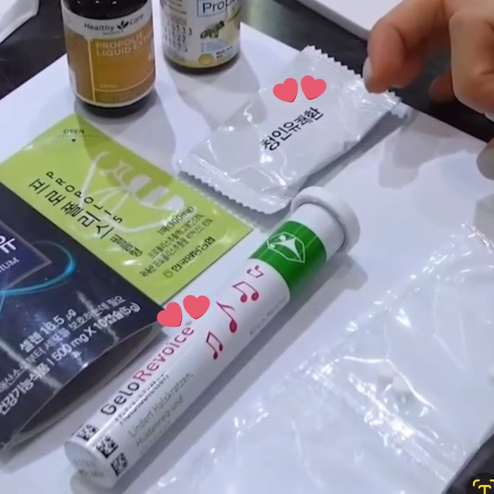 xunonme's tweet photo. Actress Jimin has a sore throat, so she received a prescription from the hospital and taking care of it, but she said Junmyeon gave her a Gelo revoice throat pill, a pill that will make clear her throat good. and said she already eat them all ~~
kindest bby 🥹 #SUHO #수호 https://t.co/05L9EwbqWT