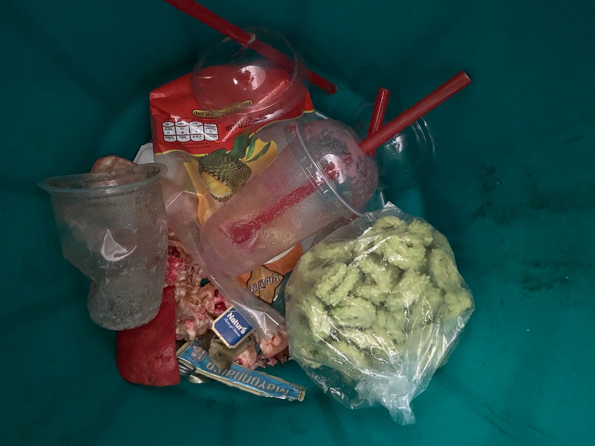 Yachee9's tweet photo. Isn't this snack deserving of a better dining table than a dustbin? 
#foodokwasteyaake https://t.co/jooKiIAlAI