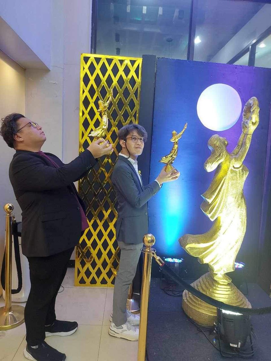 BlueRoom_Movie's tweet photo. Congratulations Jazz Nicolas & Mikey Amistoso for winning #BestMusicalScore for 🎸Blue Room at the 39th Luna Awards! 🤘🏻
📸 David Fabros, Jazz Nicolas, & Mikey Amistoso
#blueroomthemovie #luna #cinemalaya #juankarlos #elijahcanlas #harveybautista #nourijune #keonijin https://t.co/cqKFW4VAVd