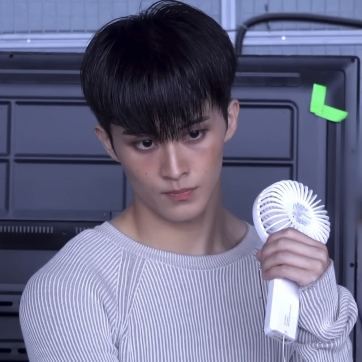 Independentboy_'s tweet photo. 모니터링 하는 마크 심각하게 잘 생긴.. https://t.co/JyfpCdEP2R