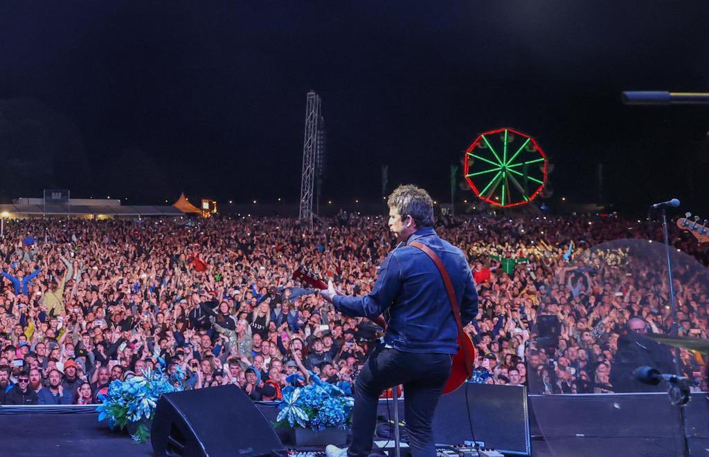 NoelGallagher's tweet photo. Thank you Manchester 🐝
A huge night at Wythenshawe Park!
📸: Sharon Latham https://t.co/IDh3fgv0p9