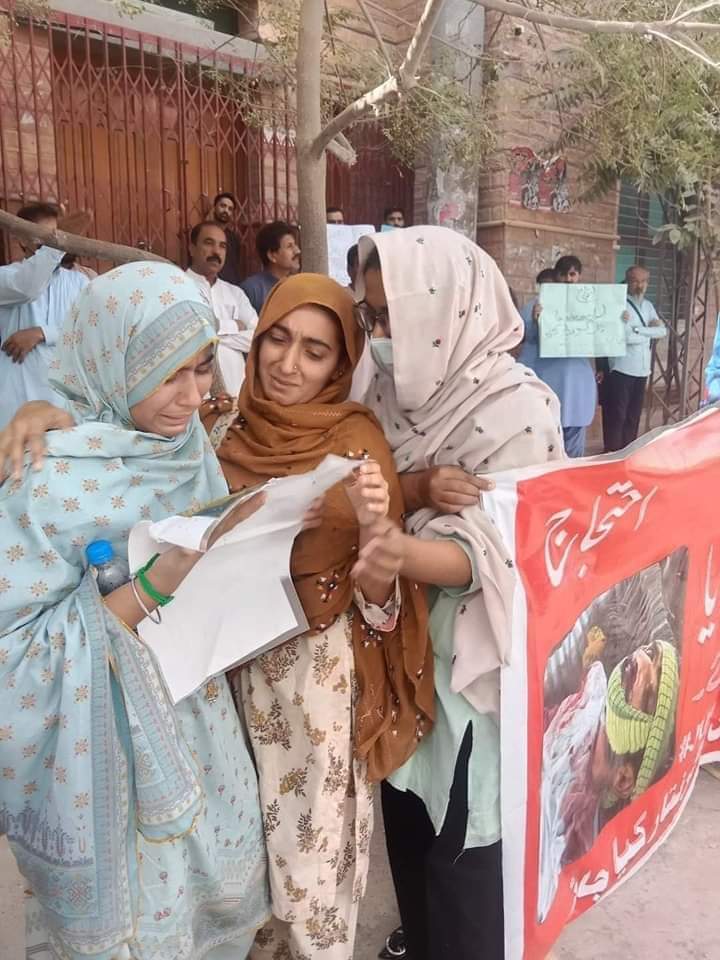 ارباب جویو خیر النساء دختران کسان شہید امداد جویو اپنے والد کے قاتلوں کی عدم گرفتاری اور مزید دھمکیوں کے خلاف کوئٹہ  پریس کلب کے سامنے احتجاجی مظاہرے میں انصاف کے حصول  کے لیے ارباب اختیار سے کارروائی کا مطالبہ کرتے ہوئے۔رقت مناظر ۔۔۔
#justiceforimdadajoyo 
#standwitharbabjoyo