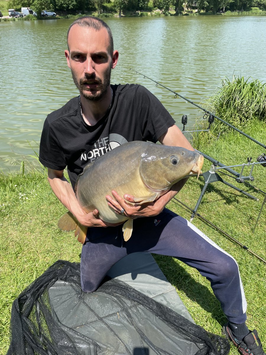 aer0x7z's tweet photo. Dans la vie il y a souvent de diverses passions !
La mienne se trouve dans mes bras.
Record de cet été avec cette #Carpe de 17,7 Kg.
#Carpefishing #Mack2 https://t.co/o9sbvvgrdb