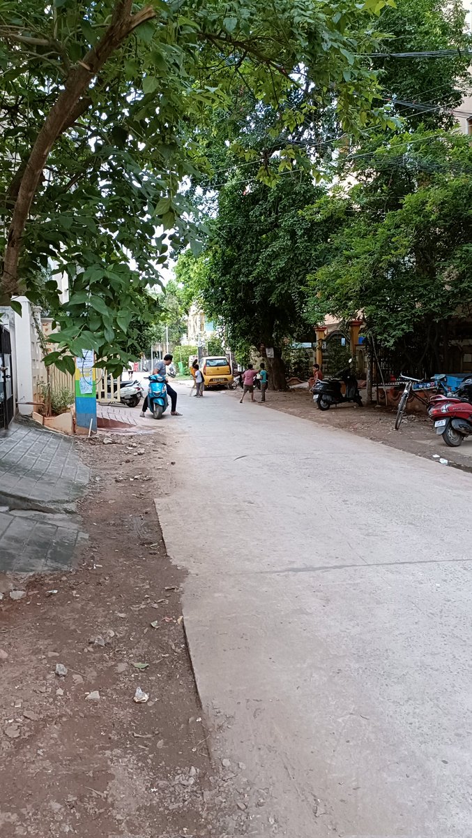 nuance_rs's tweet photo. Cricketing scenes from the streets of #Vijayawada #S_N_Puram
Saw the l'il kids playing Cricket today in the evening.
#Scene_1 : The kids were unable to decide which Bat to use among the existing 3 bats. Now there was a raging debate about which Bat has the better stroke &strength https://t.co/vFWq8qAwET