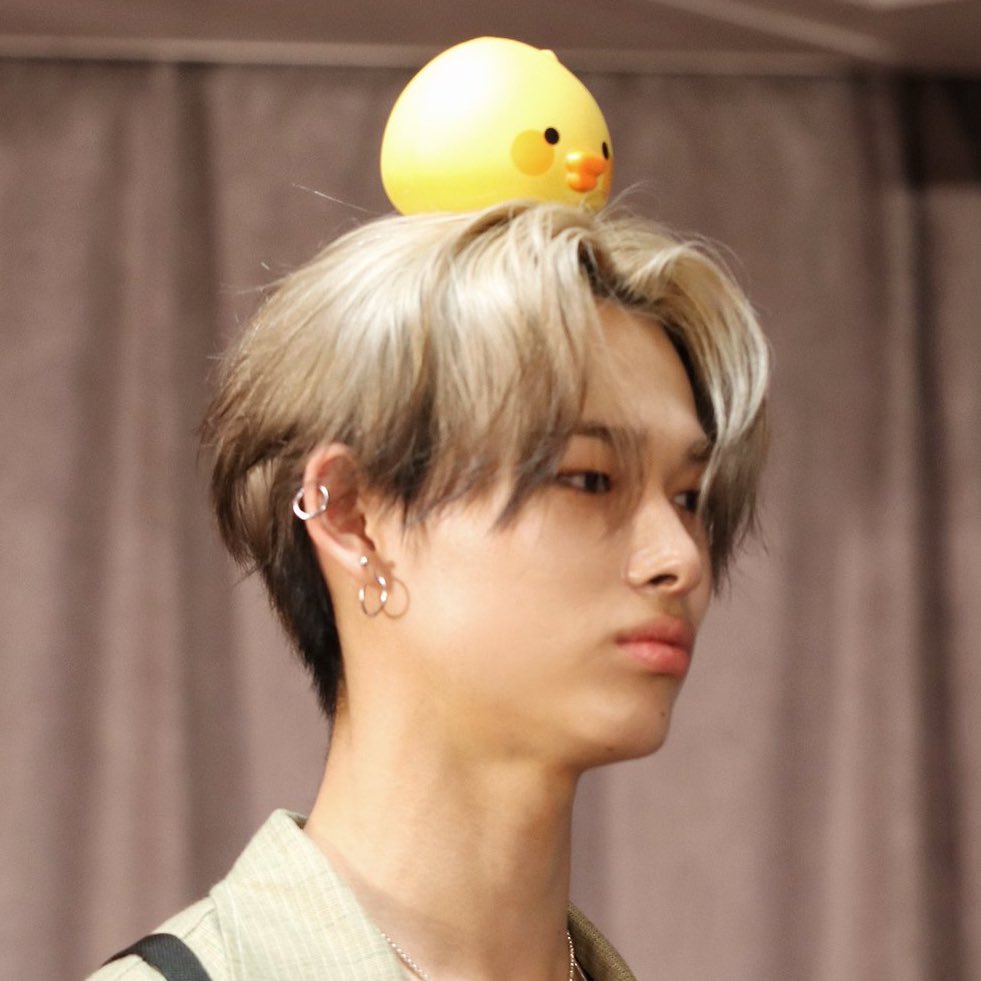 nnikikun's tweet photo. the way ni-ki looks exactly like the duck 😭🥹 https://t.co/VXqkF2aEUZ
