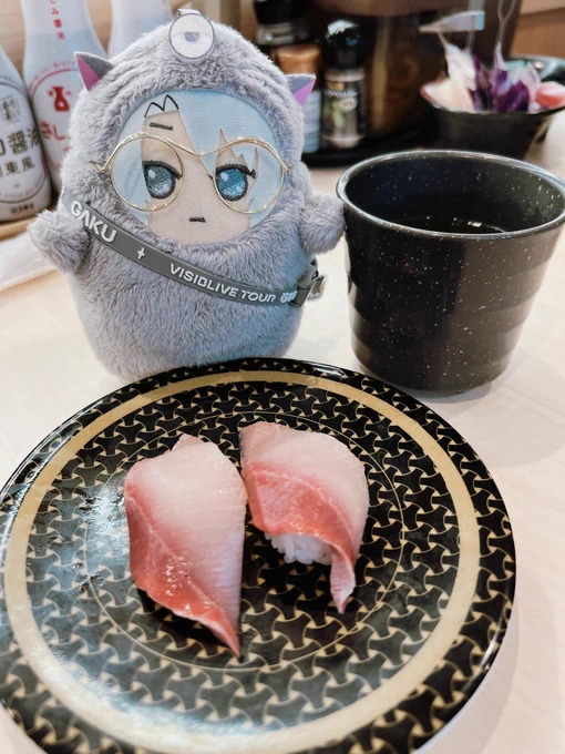 そういえば今日は娘がリハーサルめちゃくちゃ頑張ったからお寿司食べて帰って来たんだったモン楽もちょっと変装して行ったよ寿司屋で食べる蕎麦も悪くないな。 