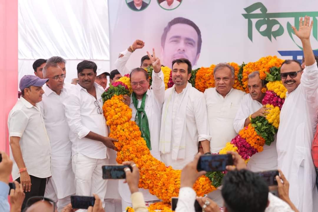 RLDRajasthan's tweet photo. आज किसान सम्मेलन में पधारे हमारे मार्गदर्शक,भाईचारा जिंदाबाद के उद्घोषक, किसान-कमेरों की आवाज़,पार्टी के राष्ट्रीय अध्यक्ष माननीय चौधरी जयन्त सिंह जी का पार्टी के सभी नेतागण एवं पदाधिकारियों द्वारा धौलपुर में भव्य स्वागत किया गया।
#RldInRajasthan #किसान_सम्मेलन #RldWithFarmers https://t.co/qZwsGnwa9n