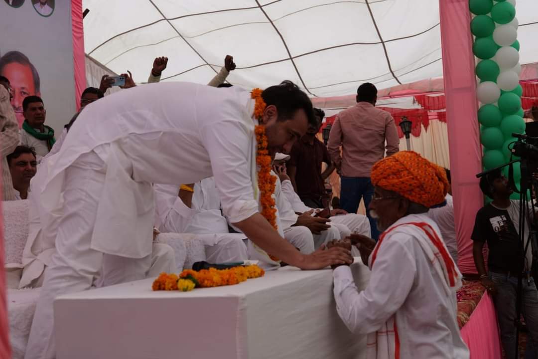 RLDRajasthan's tweet photo. आज किसान सम्मेलन में पधारे हमारे मार्गदर्शक,भाईचारा जिंदाबाद के उद्घोषक, किसान-कमेरों की आवाज़,पार्टी के राष्ट्रीय अध्यक्ष माननीय चौधरी जयन्त सिंह जी का पार्टी के सभी नेतागण एवं पदाधिकारियों द्वारा धौलपुर में भव्य स्वागत किया गया।
#RldInRajasthan #किसान_सम्मेलन #RldWithFarmers https://t.co/qZwsGnwa9n